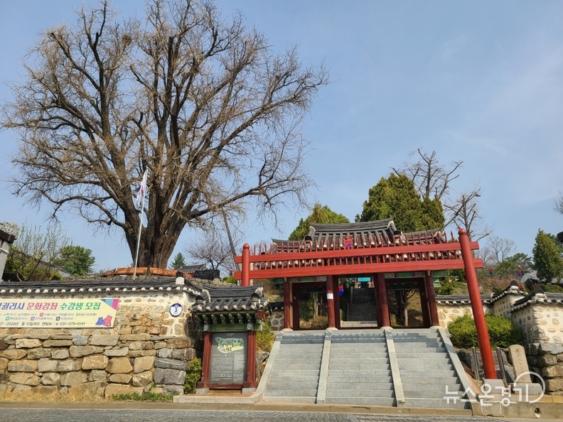 화성궐리사. 입구 우측에 대소인하마비가 있어 옛날에는 말을 타고 가던 사람도 이 앞에서는 말에서 내려 걸어가야했다.