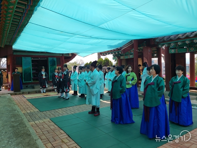 춘기 석전제향에 참여하는 사람들