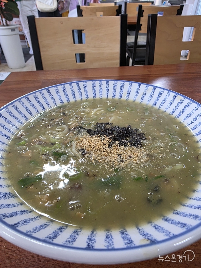이제야 먹는 늦은 점심. 보말죽칼국수가 맛있다.