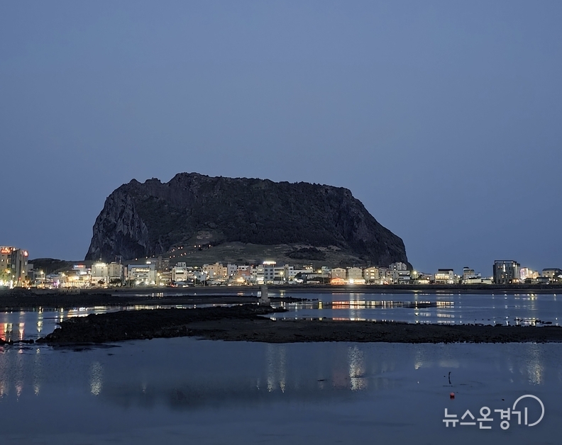 어둠이 내려 앉은 성산일출봉.