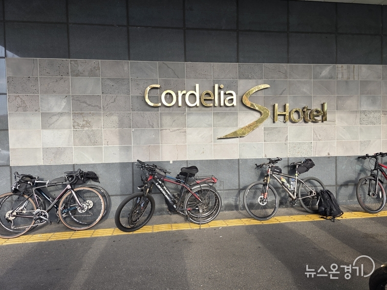 이번 숙소에서는 자전거를 호텔 출입문 앞에 세워놓았다.