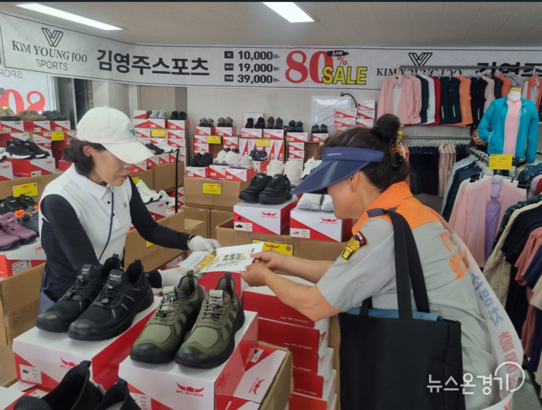자발적으로 참여한 의용소방대원들이 훈련 관련 홍보물을 직접 시민들에게 배부하고 있다.