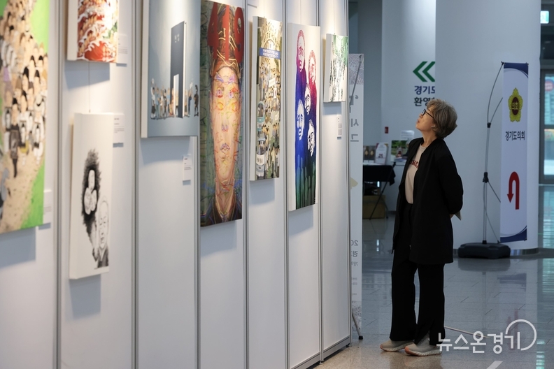 만화 시대와 민주주의를 그리다 展을 관람하는 시민