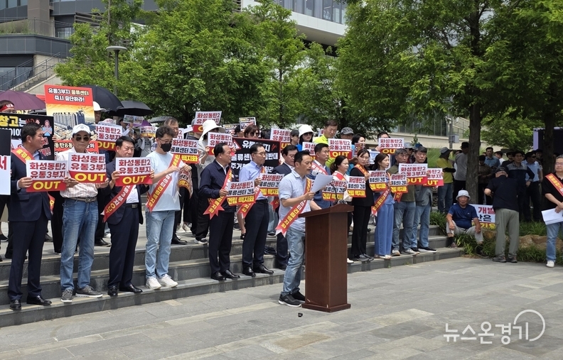 백승 동탄비대위원장이 입장문을 발표하고 있다.