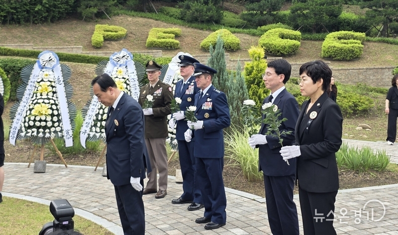 이권재 오산시장과 내빈들이 헌화하고 있다.
