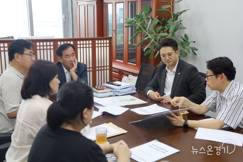진안신도시 열병합발전소 건립반대 비상대책위원회와 면담을 하고 있는 전용기의원