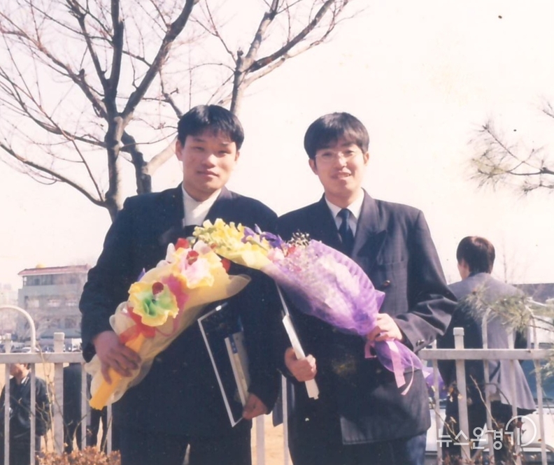 사고 나기전 서성윤 시인의 모습(좌측)