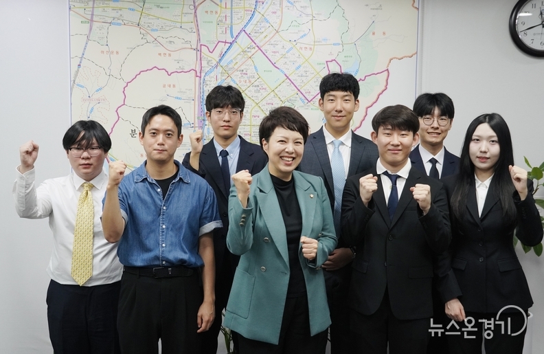 분당 지역 명예보좌관 1기 학생들과 함께 있는 김은혜의원