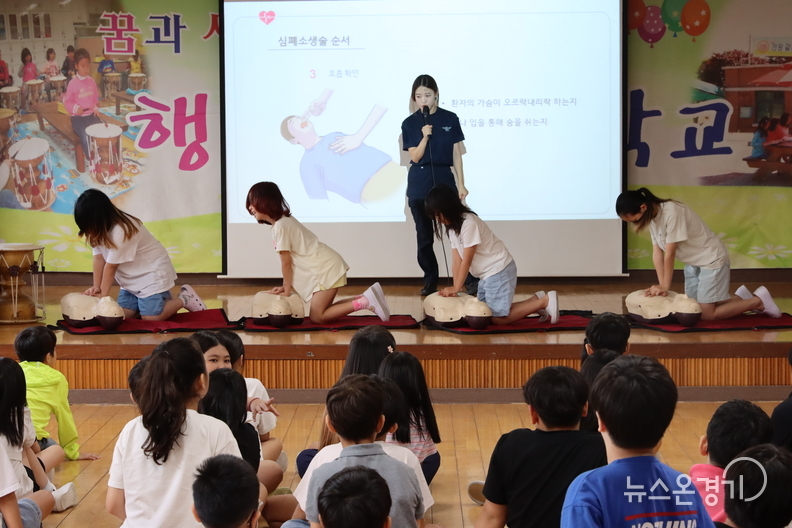 활초초등학교 다목적실에서 심폐소생술을 체험하는 아이들의 모습