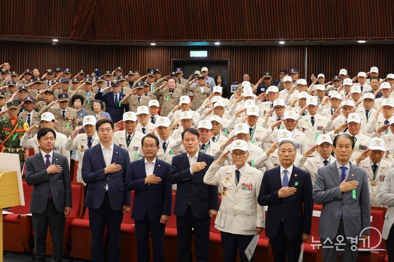 보훈단체 회원 자격 확대를 위한 공청회를 공동주최한 김현정의원(앞줄 좌측에서 첫번째)