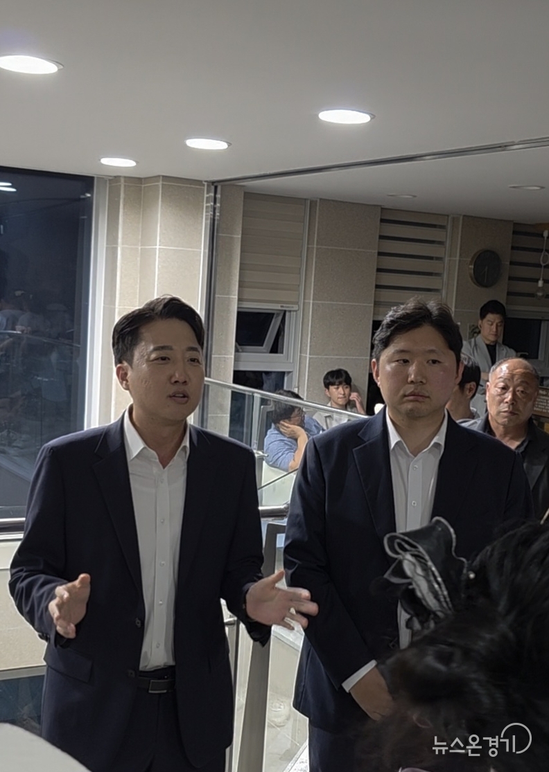 주민들에게 얘기하는 이준석 국회의원(좌)과 전성균 화성시의원
