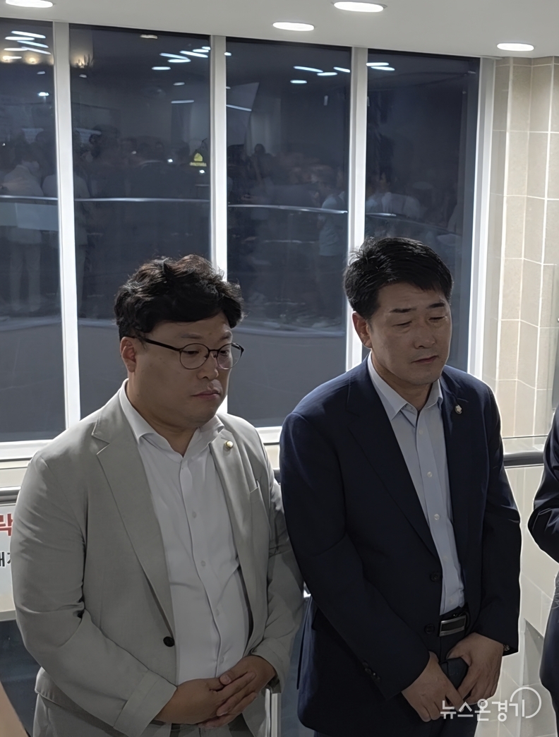 화성시의회 김영수 의원과 배정수 의장 