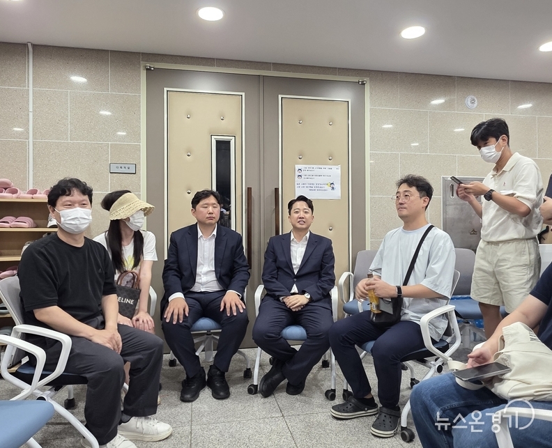 비대위원들과 함께 설명회장을 지키고 있는 이준석의원