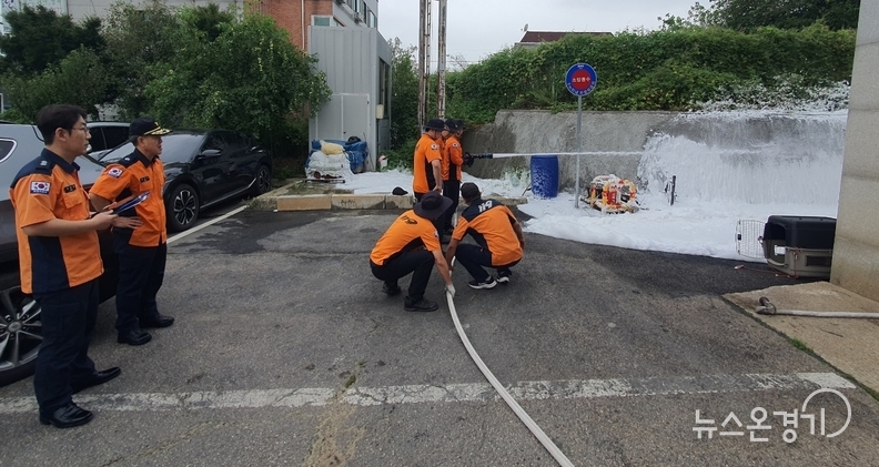 카프 펌프차로 친환경 폼 방수를 진행하는 모습