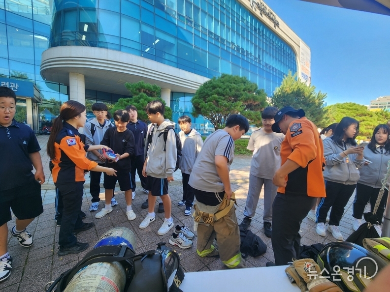 실제 방화복 입어보기 체험중인 아이들의 모습