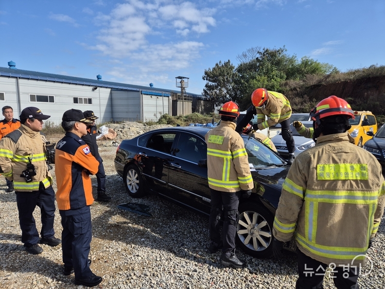 훈련을 진행하는 소방대원들