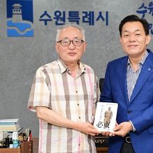 독립운동가 후손 이재준 수원시장, ‘임면수 평전’ 저자에게 수원포럼 제안