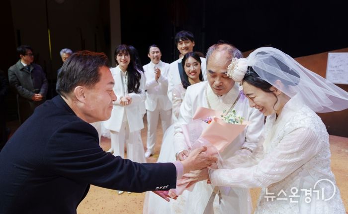 이재준 수원특례시장이 출연 배우에게 꽃다발을 전달하고 있다.