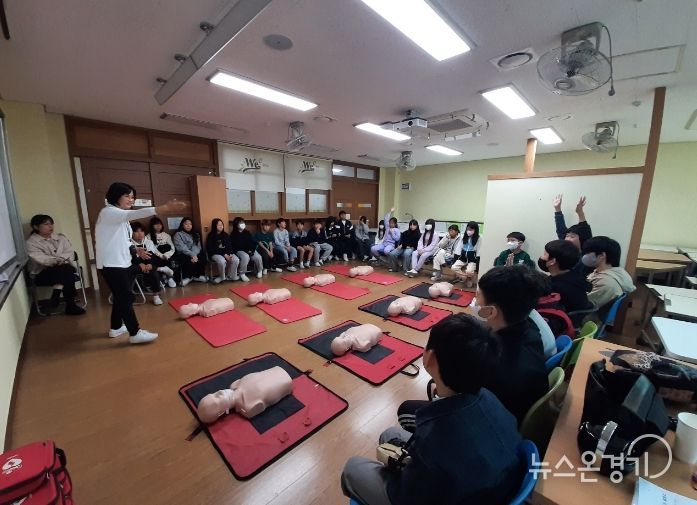 옥길버들초에서 진행된 부천시 심폐소생술 교육 현장 모습