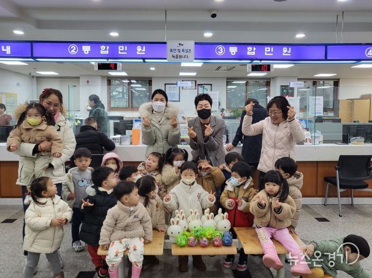 수원시 장안구 조원2동 토마토·하늘정원 어린이집, 불우이웃돕기 위해 저금통 성금 기탁