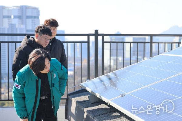 신계용 과천시장이 1월말 준공 예정인 과천수자인 공동주택을 둘러보고 있다