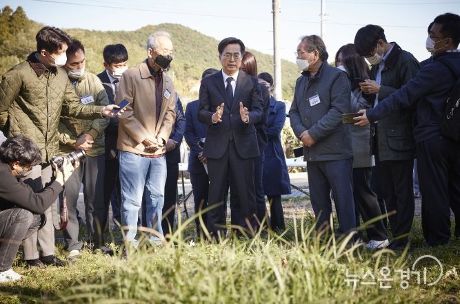 2022년 10월19일 선감학원 유해 매장 추정지에서 헌화 및 묵념하는 김동연 지사