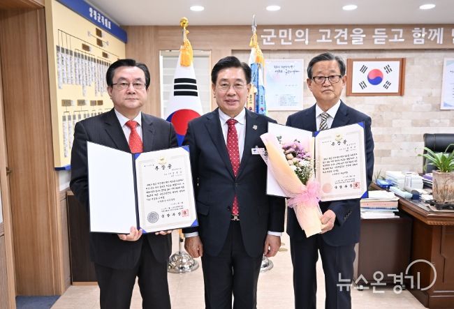 전진선 양평군수, 6·25 참전용사 유족에 화랑무공훈장 전수