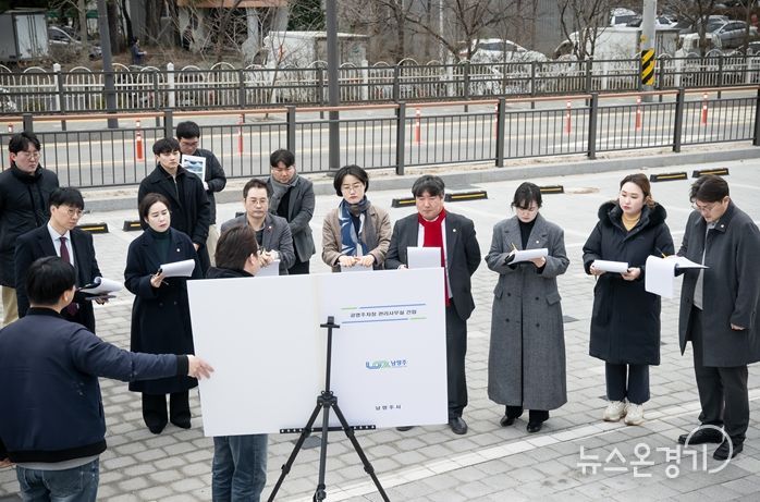 남양주시의회 자치행정위원회가 호평동 공영주차장 관리사무실 건립현장을 점검하고 있다. 우측부터 김지훈(민)의원, 전혜연의원, 이수련의원, 김지훈(국)위원장, 박은경의원, 한근수의원, 정현미의원, 원주영의원