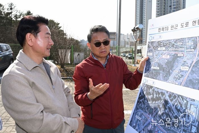 김동근 시장이 민락톨게이트를 방문해 전문가 및 관계공무원들과 회차로 개방 가능 여부를 살피고 있다.