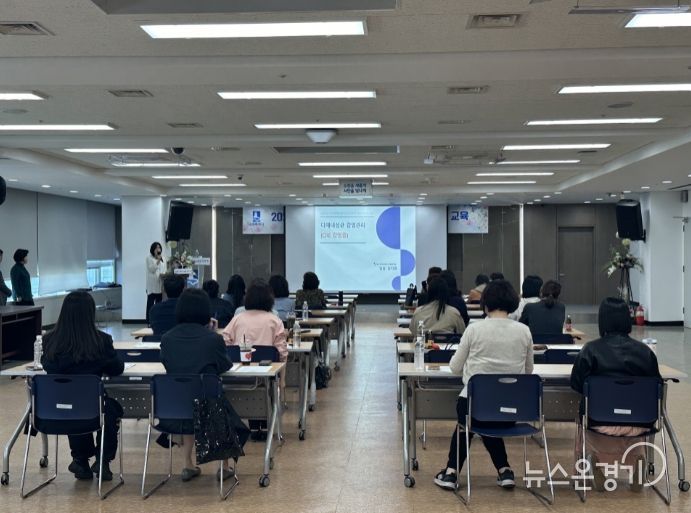 장안구보건소가 요양병원 종사자를 대상으로 감염병 예방·대응 교육을 열고 있다.