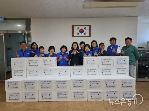 모현읍 지역사회보장협의체가 저소득 100가구에 보양식 꾸러미를 전달했다