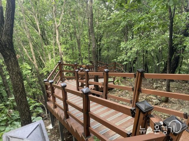 기흥구가 석성산 등산로에 데크 계단을 설치했다