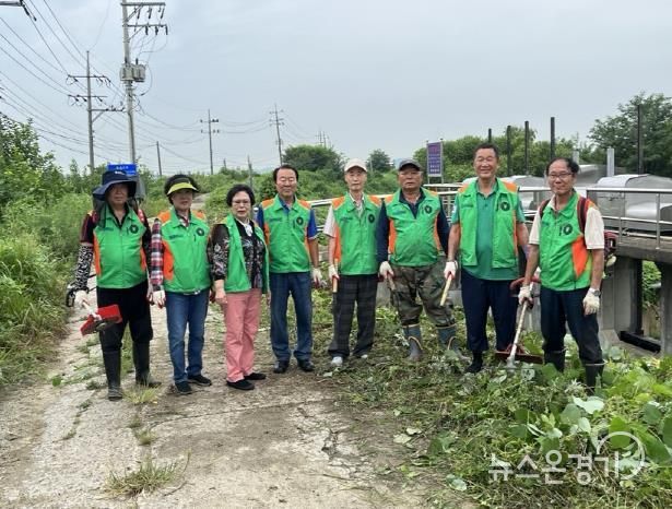 평택시 신장1동 자율방재단, 태풍 대비 배수문 정비