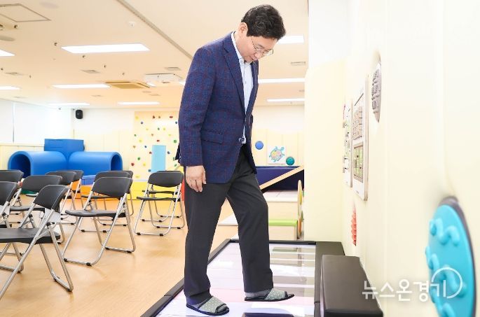 이상일 용인특례시장이 용인강남학교 감각통합실을 둘러보며 교구를 체험하고 있는 모습