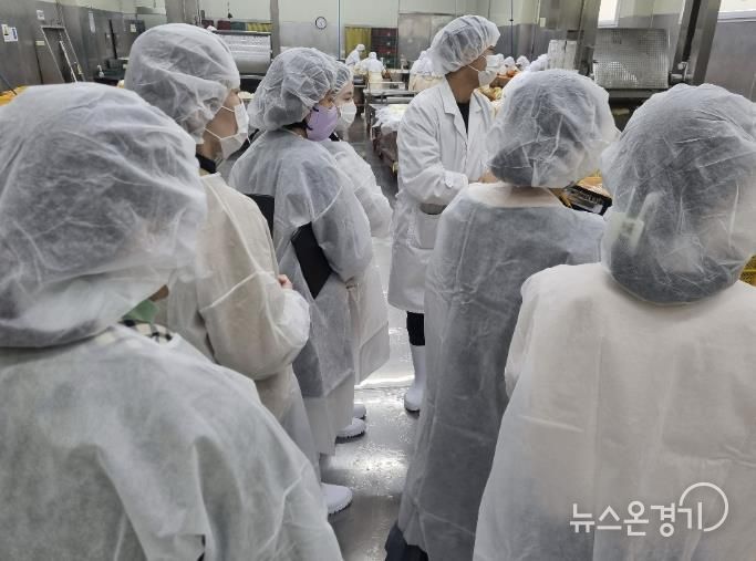 ‘2024년 학교급식 김치 공급업체 추천사업’에서 평가위원단이 현장평가를 하고 있다.