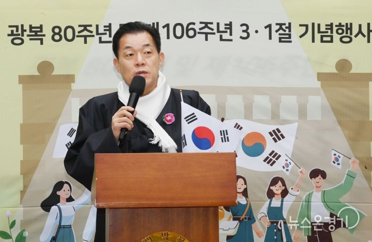 이재준 수원시장이 기념사를 하고 있다.