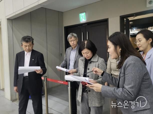 ITS 아태 사무국장이 수원컨벤션센터를 둘러보고 있다