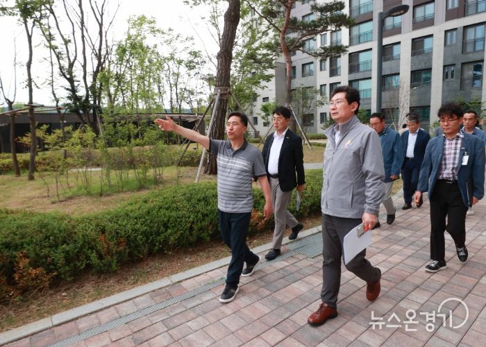 이상일 용인특례시장은 24일 처인구 고림동 '힐스테이트 용인 둔전역 아파트'를 방문해 '공동주택 민생현장 소통버스킹'의 첫문을 열고 입주민들과 소통했다