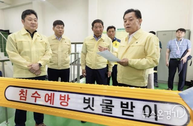 이재준 수원시장이 평동 배수펌프장을 찾아 시설을 점검하고 있다.