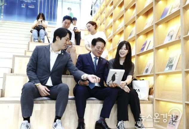 최대호 안양시장(앞줄 왼쪽 두번째)이 26일 안양청년1번가의 소통계단에서 담소를 나누고 있다.