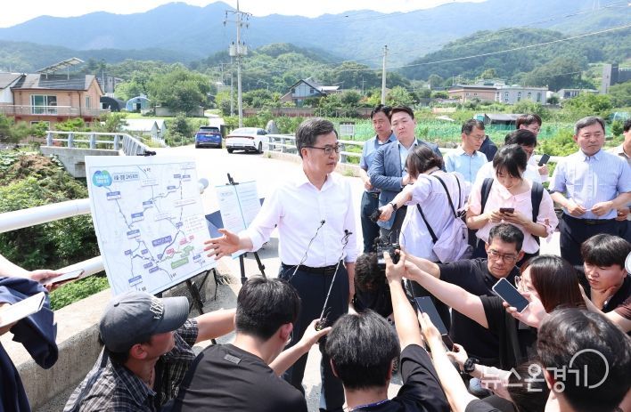 8일 오후 김동연 경기도지사가 양평군 양서면의 서울-양평고속도로 현장을 방문하여 점검하고있다.