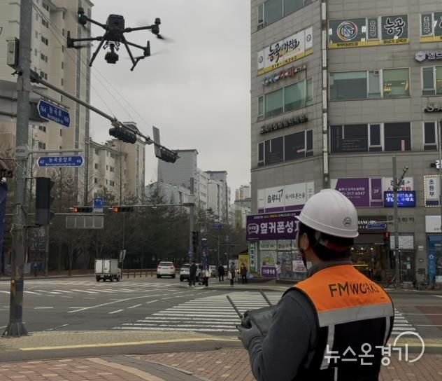 시흥시가 세계 최초로 드론과 인공지능(AI)을 결합한 옥외광고물 안전 점검 실증을 진행하고 있다