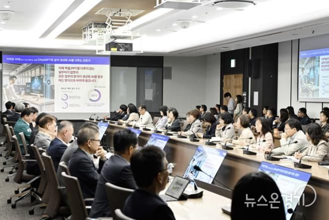 시흥시가 6급 이하 공무원을 대상으로 챗지피티(Chat GPT) 등 공공 실무에 활용할 수 있는 AI 실습형 교육을 추진하고 있다.