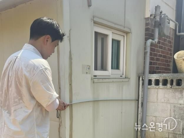 화성특례시 관계자가 위반건축물 단속을 하고 있다