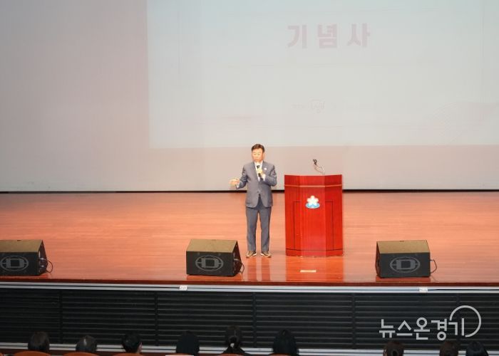 신상진 성남시장이 2025년 성남시 아동위원 워크숍에 참석해 인사말을 전하고 있다