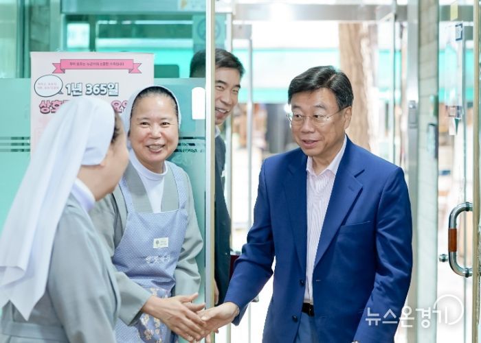 신상진 성남시장이 23일 추석 명절을 앞두고 노인요양시설인 '인보의집'을 방문해 시설 관계자들과 인사를 나누고 있다