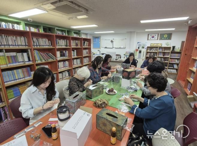 수원시 팔달구 우만2동 새마을문고회, 지역주민과 함께하는 '비즈 티슈케이스 만들기' 진행