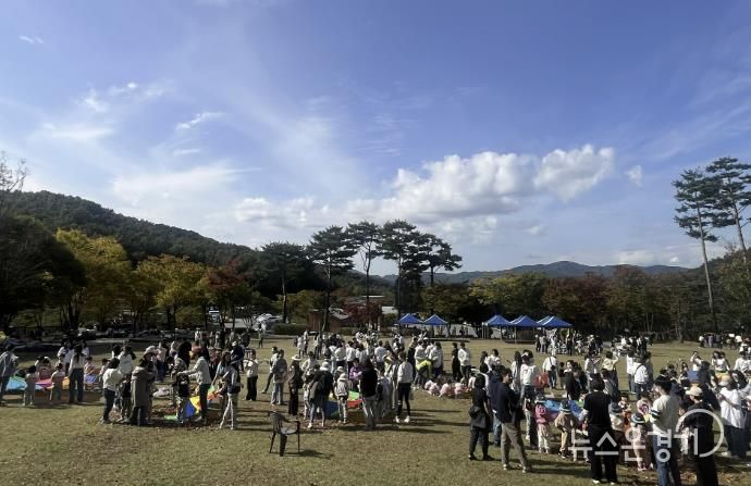 용인특례시는 유아숲 특별 프로그램인 '꼬마마법사의 단풍숲 놀이터' 행사를 개최했다