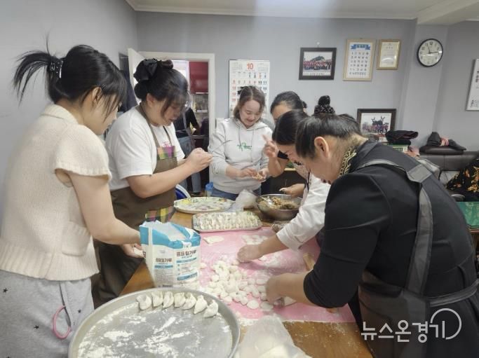 다문화이주여성협회 '정만천하' 수원시 장안구 정자2동 경로당서 사랑의 점심 봉사