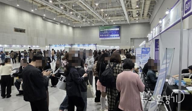 28일 ‘AI로 JOB자-2025 수원시 일자리박람회’가 열린 수원컨벤션센터 전시홀